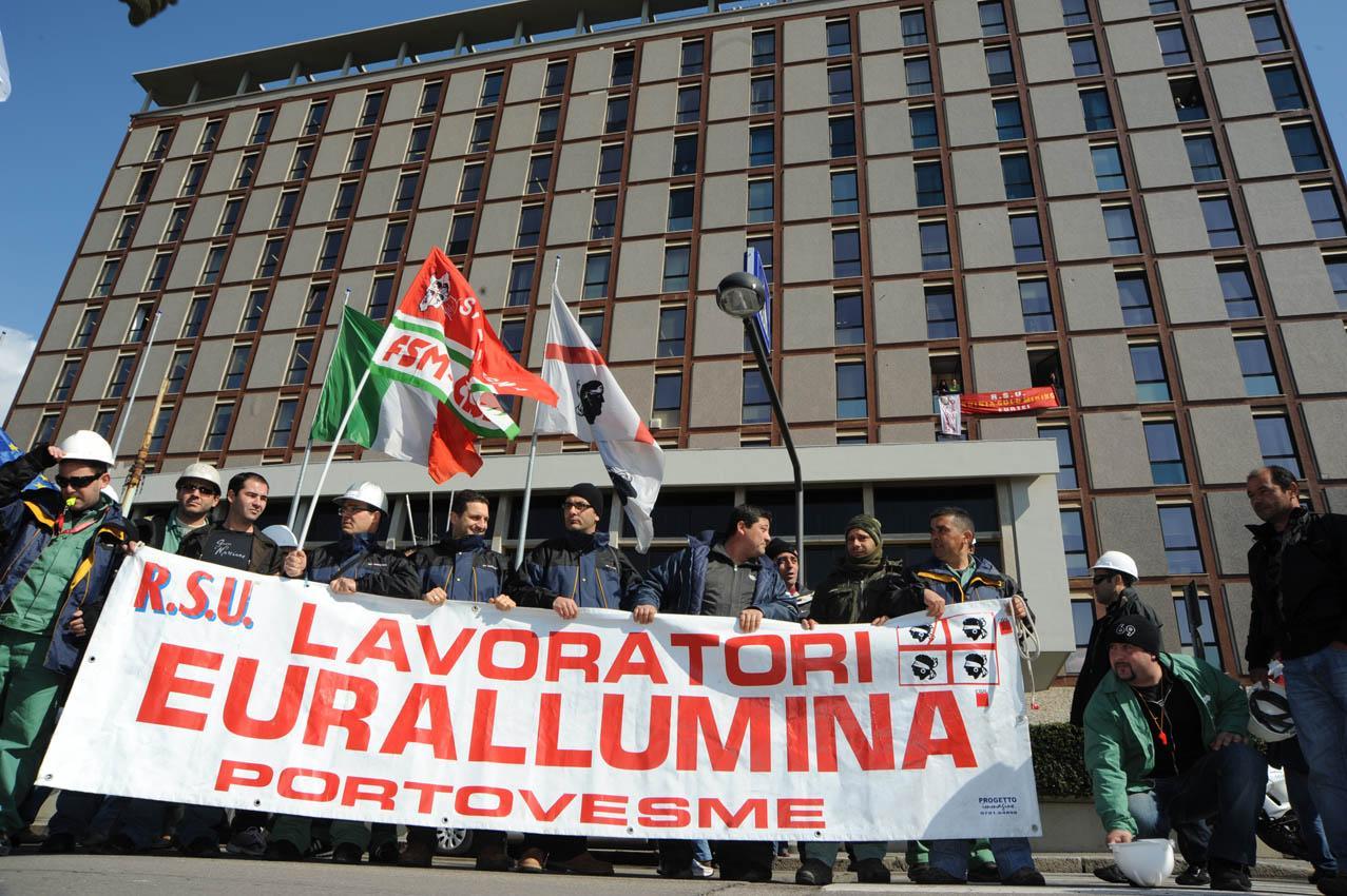 Una delle manifestazioni di protesta dei lavoratori davanti al palazzo della Regione a Cagliari