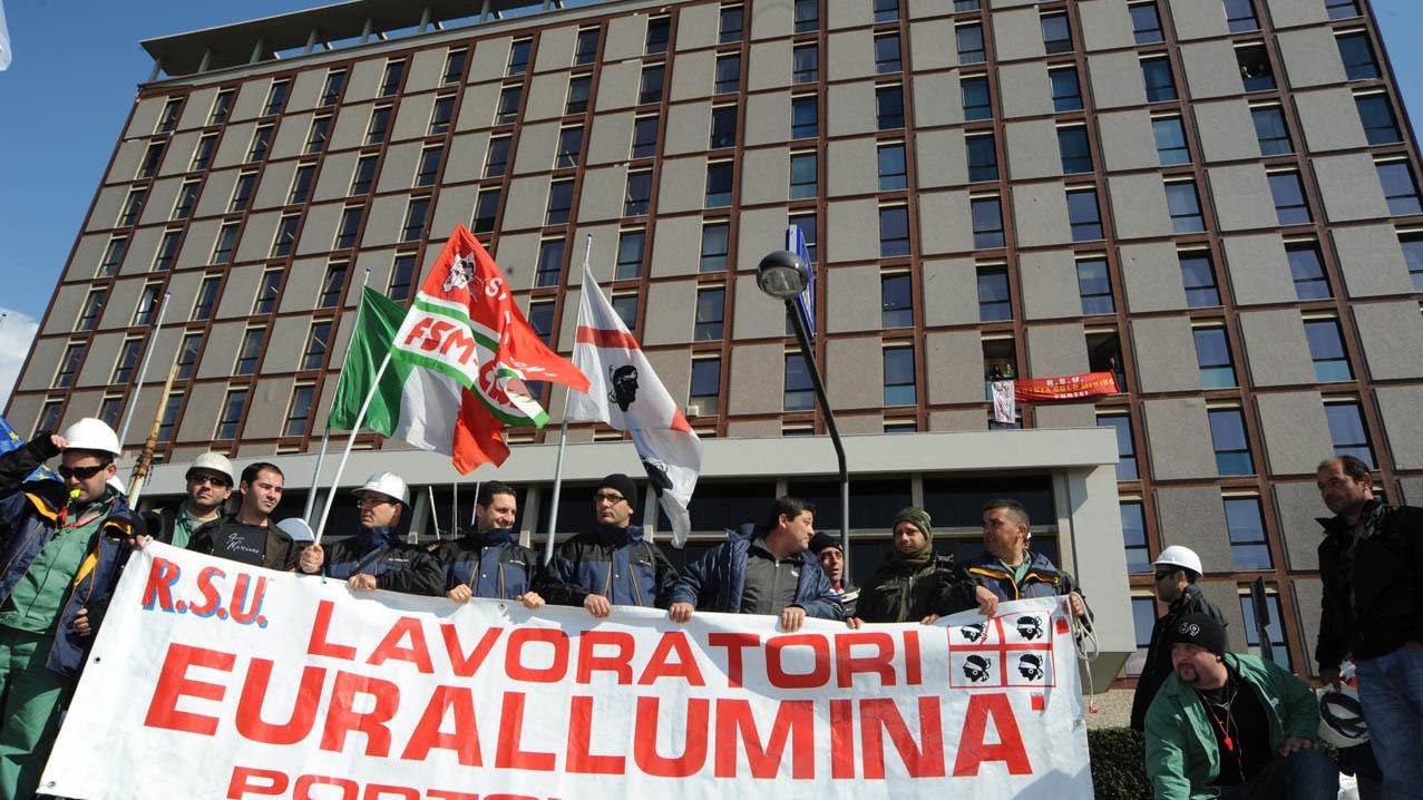 Una delle manifestazioni di protesta dei lavoratori davanti al palazzo della Regione a Cagliari