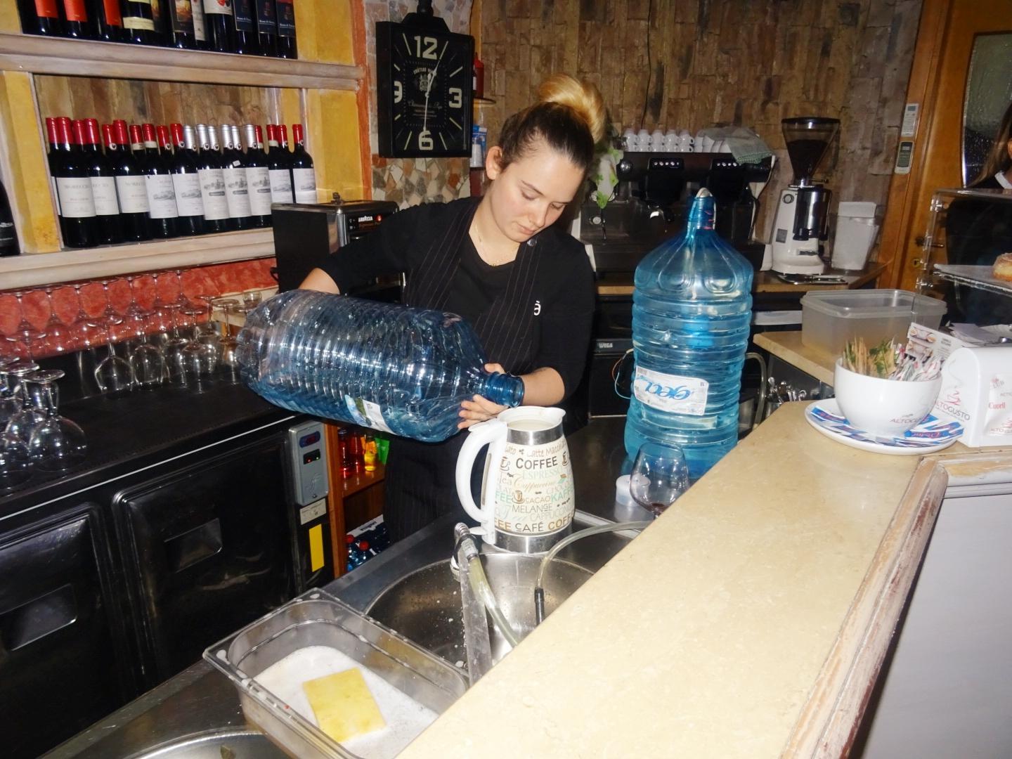 In un bar il tentativo di rimediare alla mancanza di acqua (foto Ivan Nuvoli)
