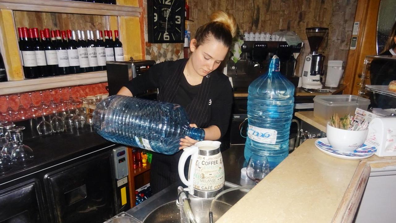 In un bar il tentativo di rimediare alla mancanza di acqua (foto Ivan Nuvoli)