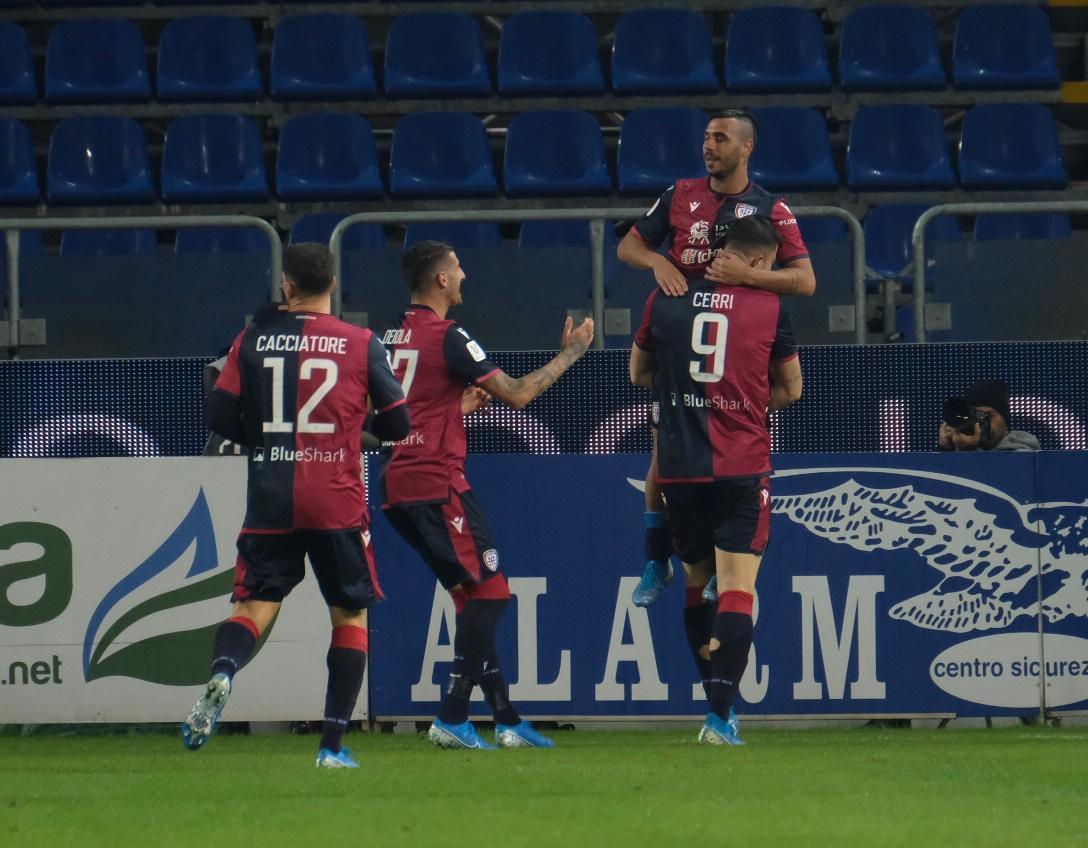 Cerri e Ragatzu si abbracciano dopo il secondo gol rossoblù (foto Mario Rosas)