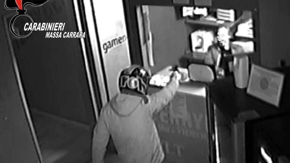 Preso il rapinatore solitario della sala slot: tradito dal tatuaggio e dalla camminata