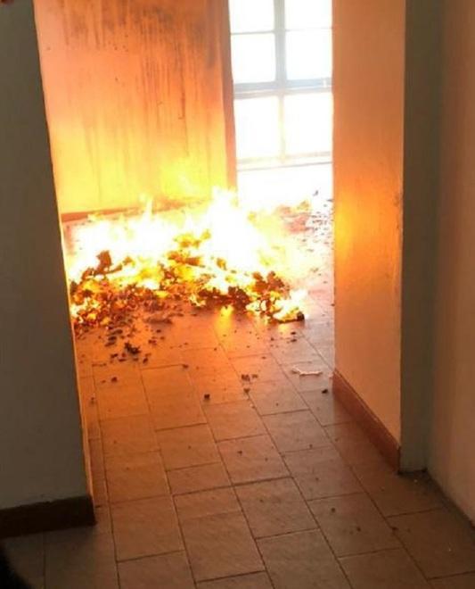Dato alle fiamme un pannello in un corridoio del Cecioni 