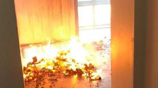 Dato alle fiamme un pannello in un corridoio del Cecioni