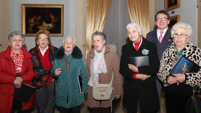 Quei nonni volontari che a scuola insegnano le antiche tradizioni