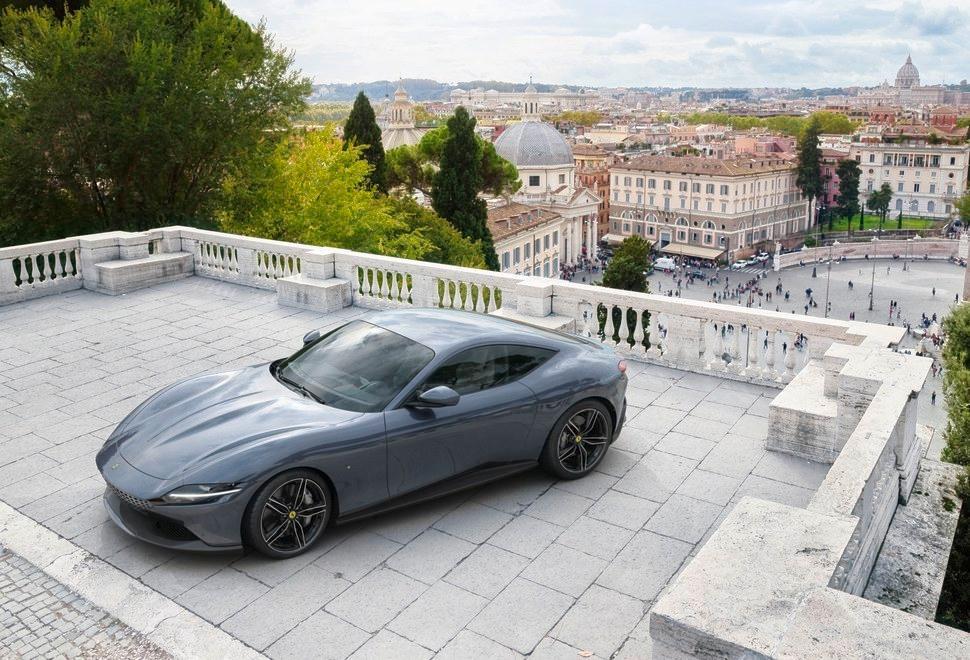 Il tour internazionale della Ferrari Roma parte dalla Capitale