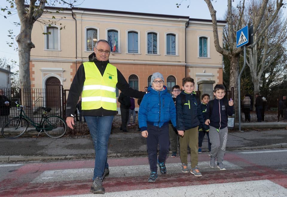 Sicuri fuori dalla scuola I volontari aiutano i bimbi ad attraversare 