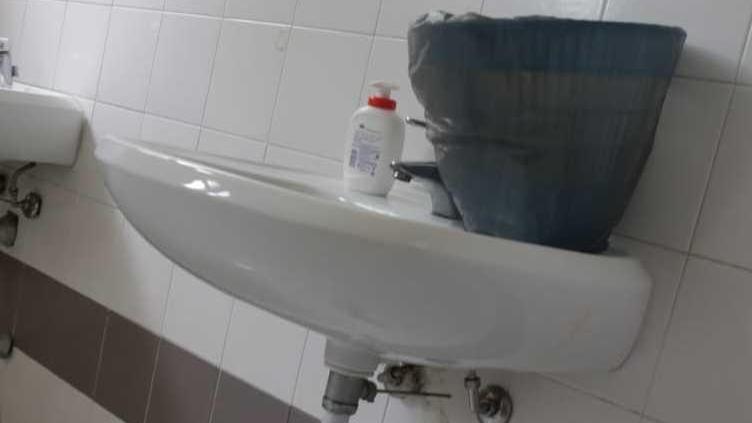  Spaccano i bagni per allagare la scuola elementare di Ottava 