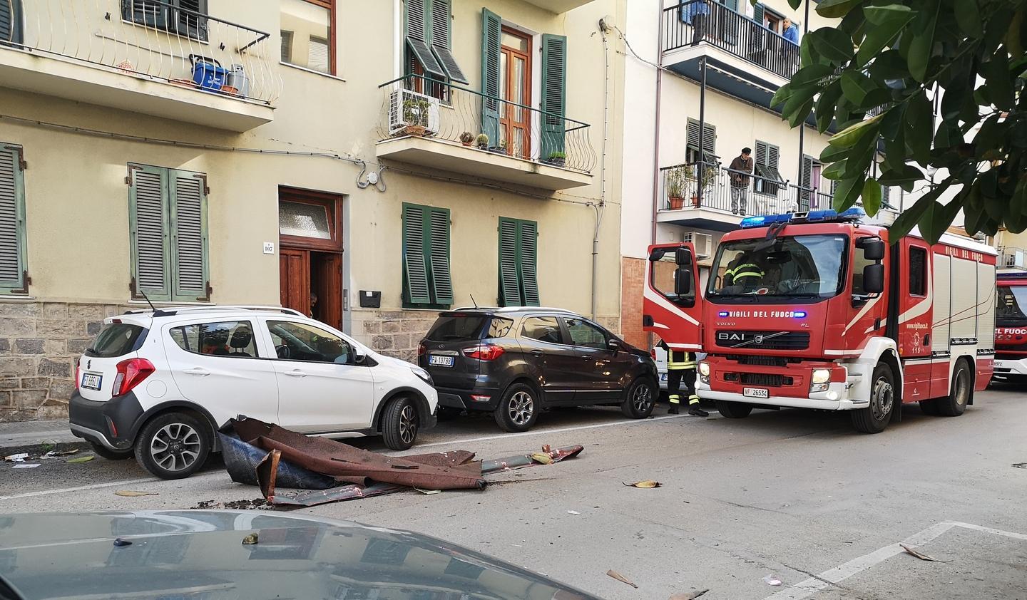 Il vento fa volare via il tetto di una palazzina 