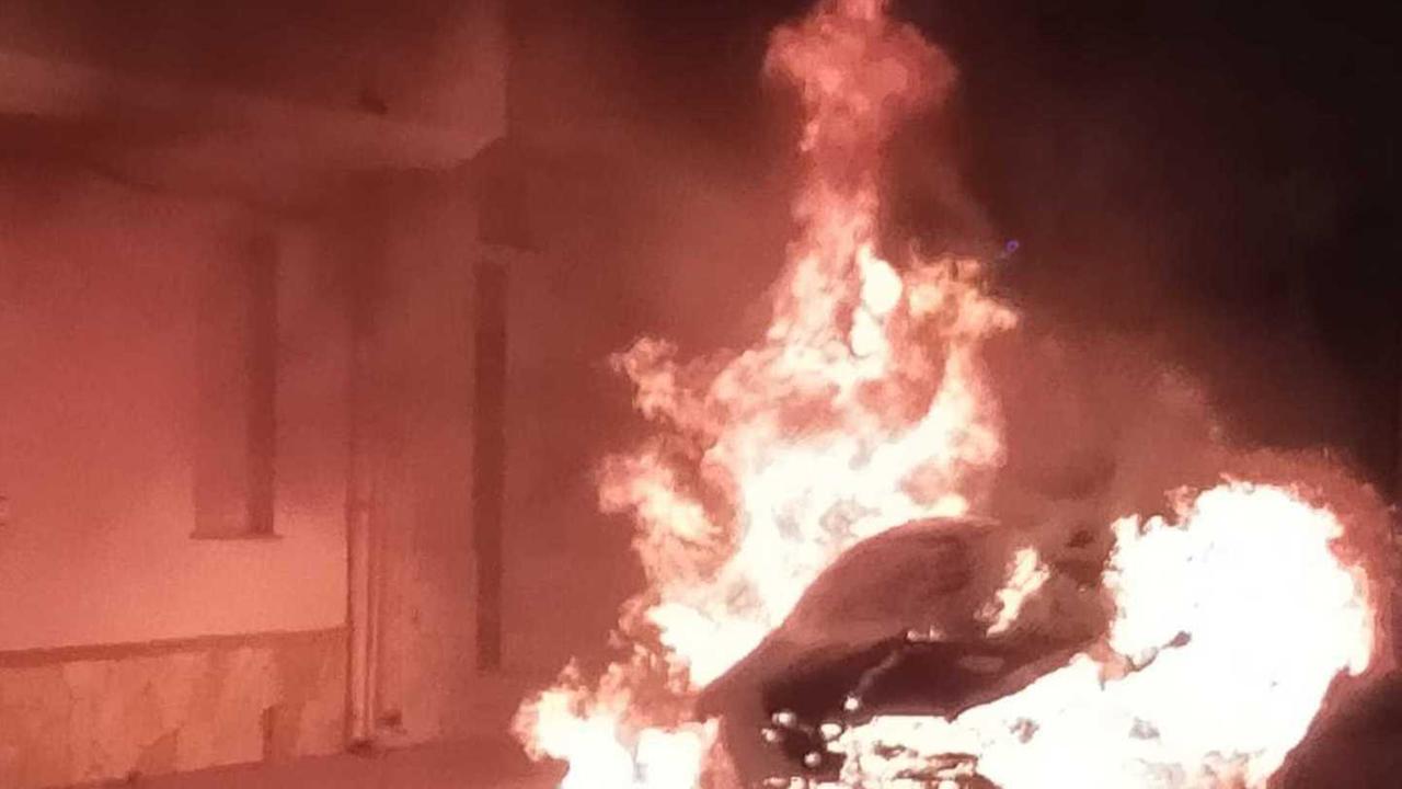 Porto Torres, distrutta dalle fiamme l’auto di un operaio di Sorso 