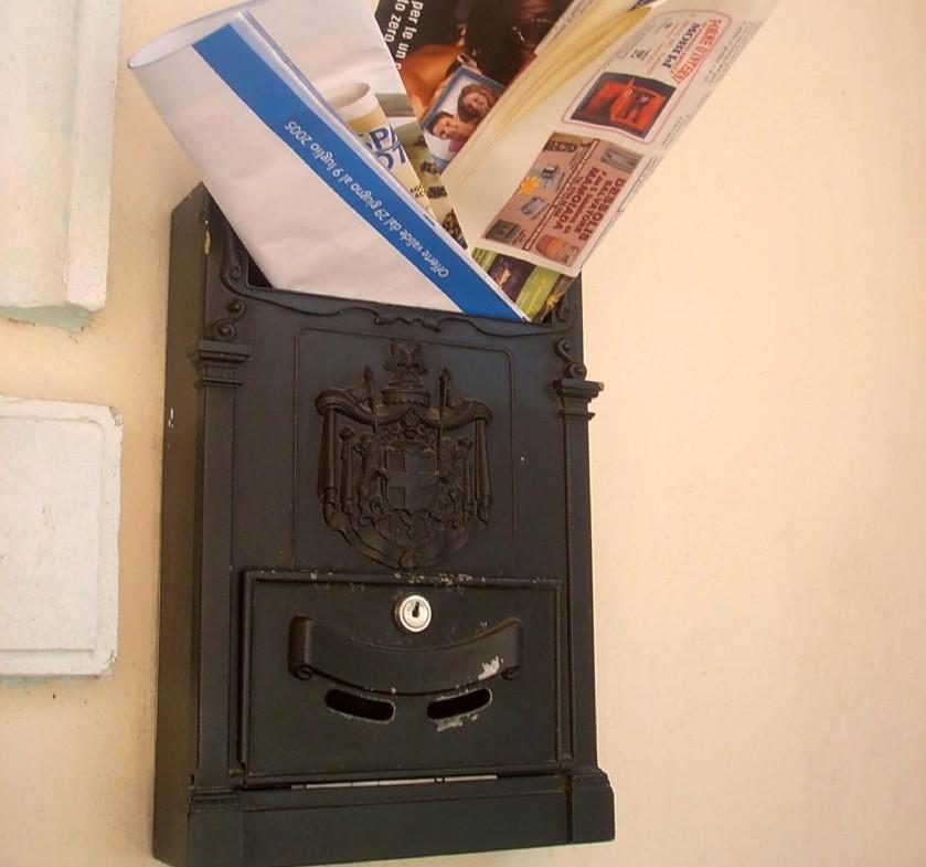 Troppe cassette anonime, arriva l’etichetta di Poste 