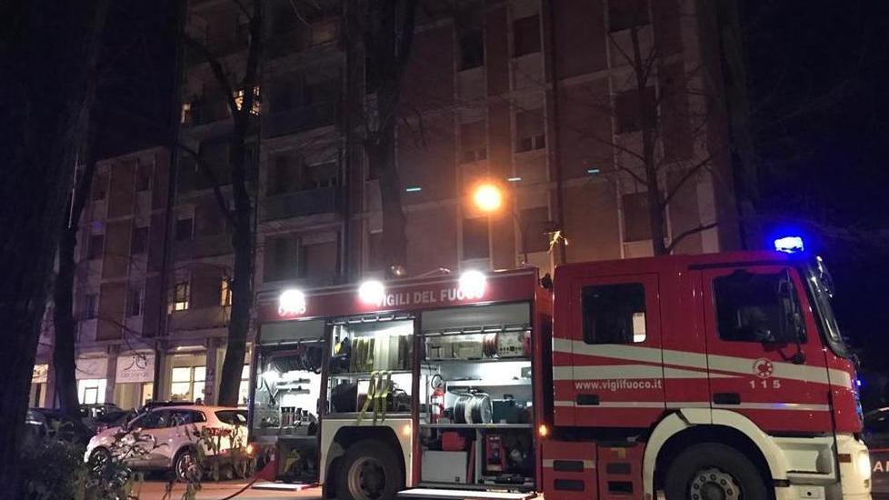 Scoppia un incendio in casa