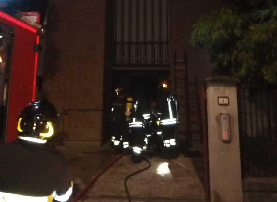 Fiamme in una palazzina, nove intossicati 