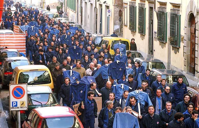 Un corteo di operai della Breda (foto d'archivio)