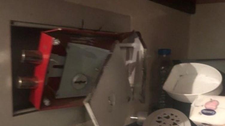 Distruggono la cassaforte a muro e portano via 500 euro e gioielli