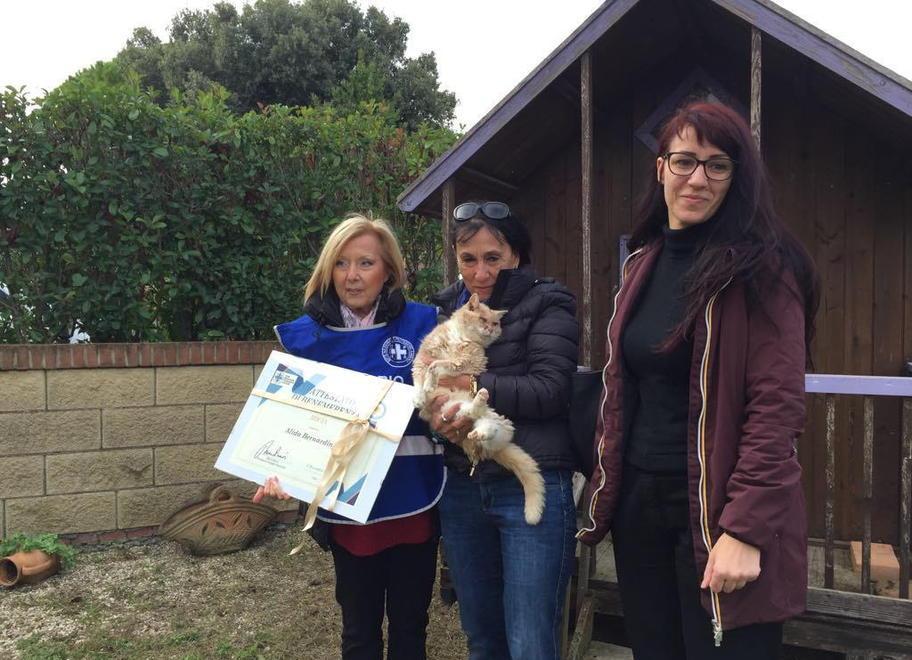 Da sinistra la vicepresidente Enpa Laura Sicari mentre consegna la targa con Alida Bernadini che tiene in braccio Micia e Silvia Aita