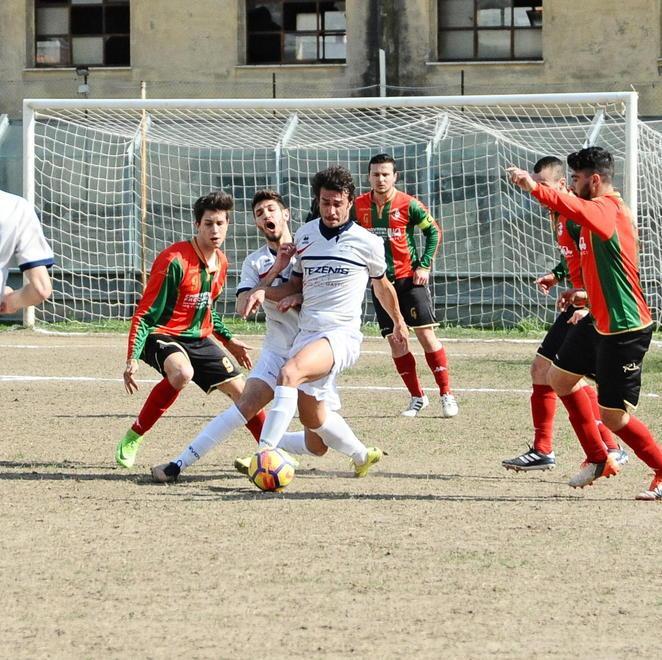 Calciatore squalificato scende in campo, parte il ricorso per un caso "speciale"
