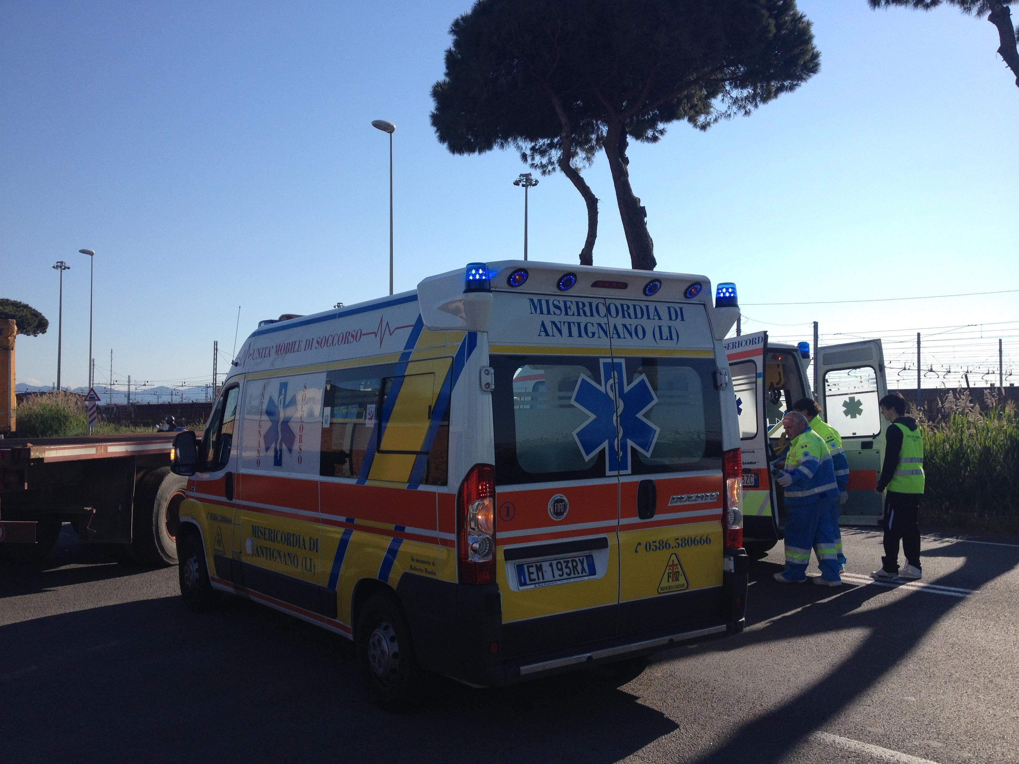 Un'ambulanza della Misericordia di Antignano (foto d'archivio)