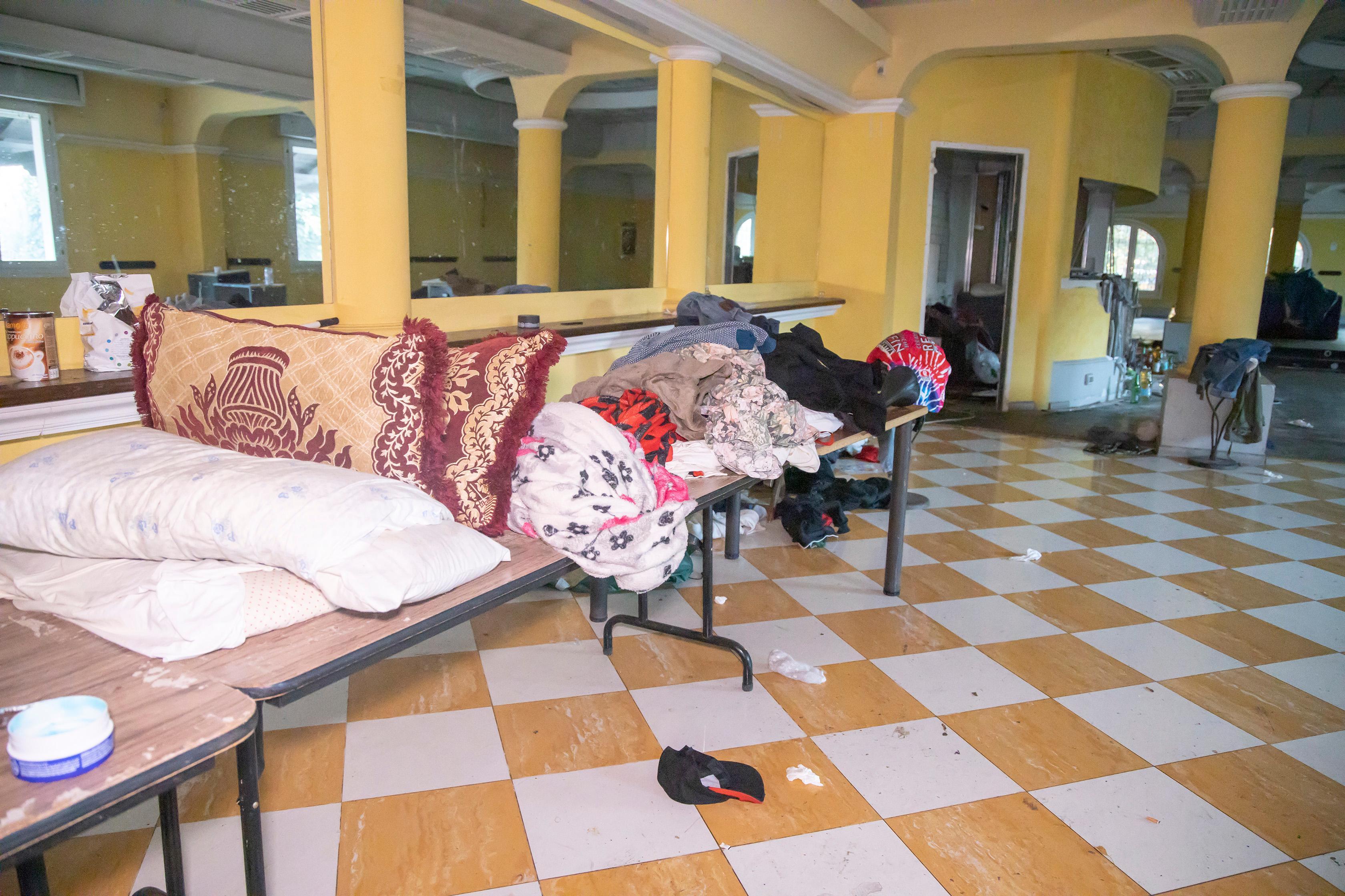 Vivevano nel degrado alla Fazenda "E io pagavo 300 euro di affitto"