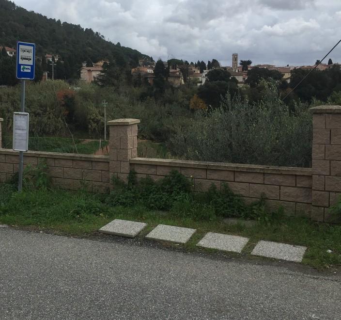 Gabbro, proteste per la pensilina rimossa dopo pochi mesi 