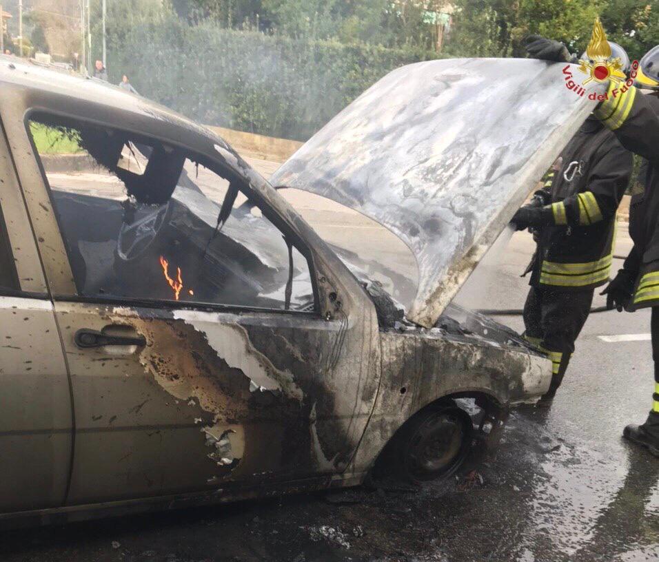 Auto va a fuoco lungo la Tosco Romagnola