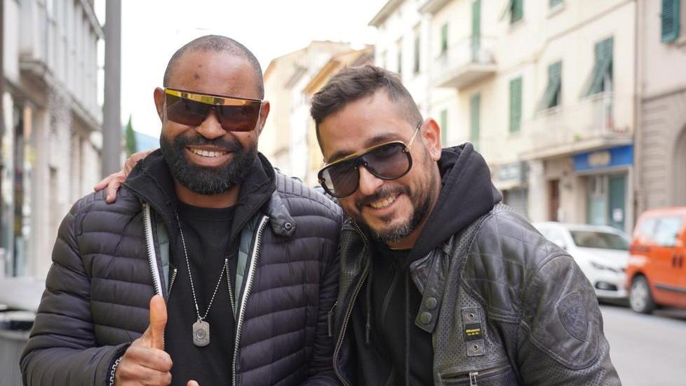 Il commesso nigeriano insieme ad Adriano Guarnieri , uno dei soci del negozio d’abbigliamento (Foto Silvi)