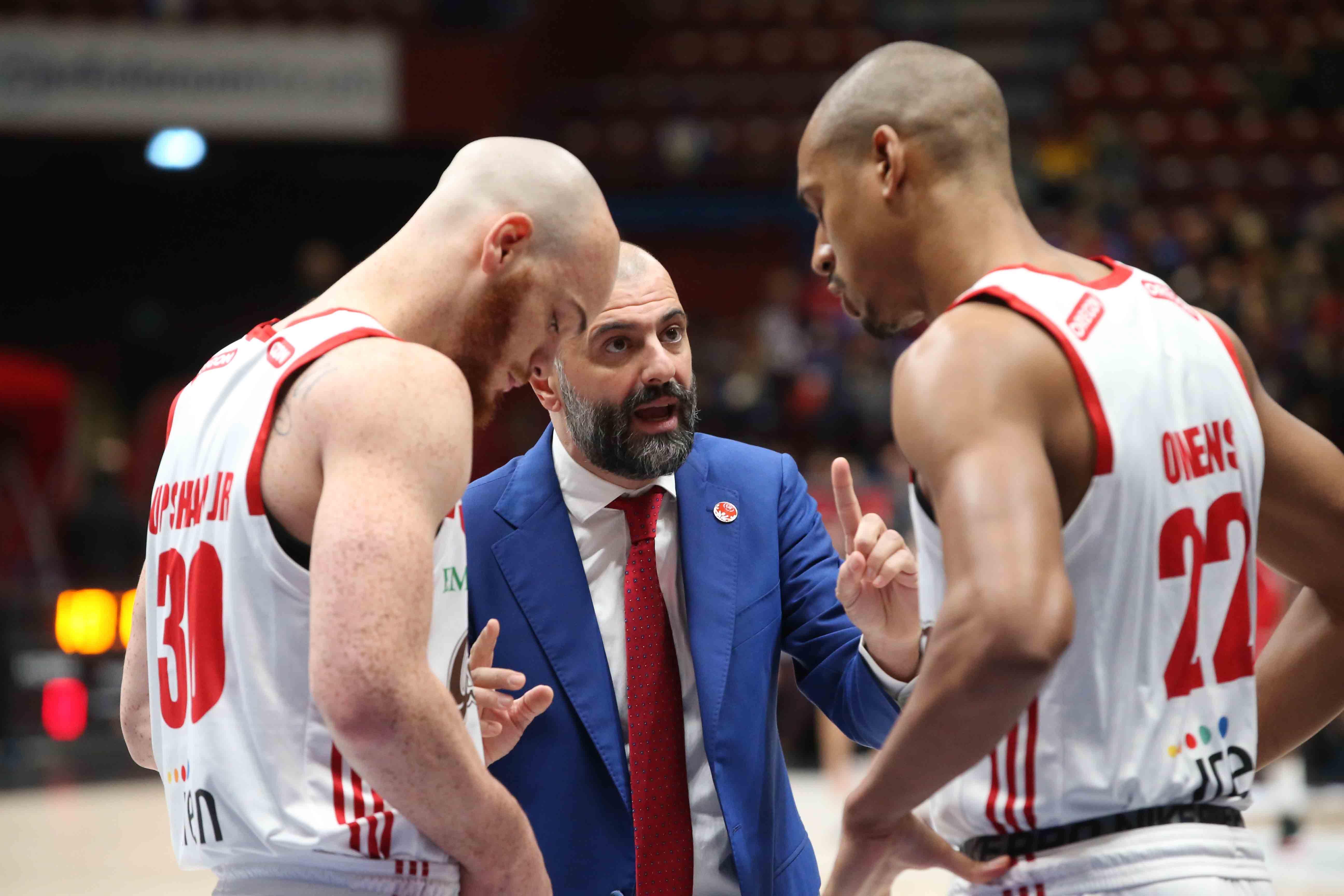 Il coach Buscaglia Upshaw e Owens al Forum