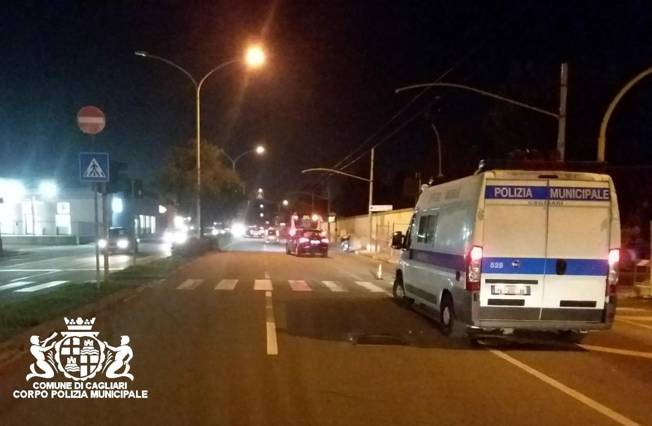 Cagliari, anziana travolta sulle strisce da uno scooter: è gravissima