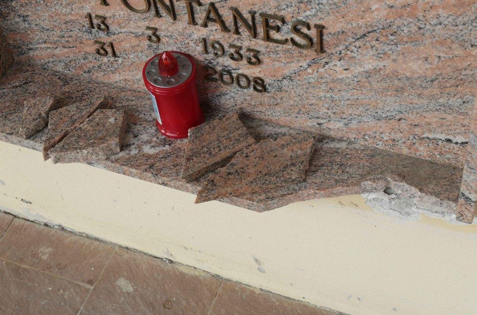 Reggio Emilia: portafiori e mensole spaccate, vandali al cimitero devastano 15 loculi 