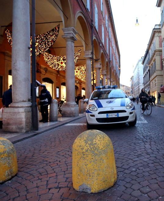 Modena. Corsa ai regali, più controlli e via Emilia chiusa alle auto 