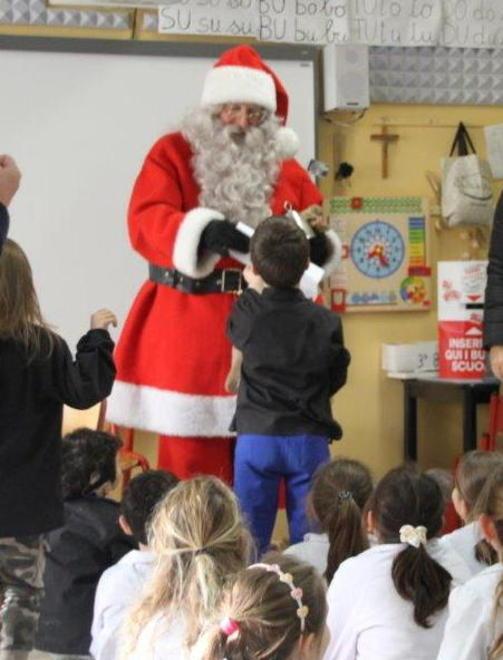 Babbo Natale a scuola per addobbare l’albero