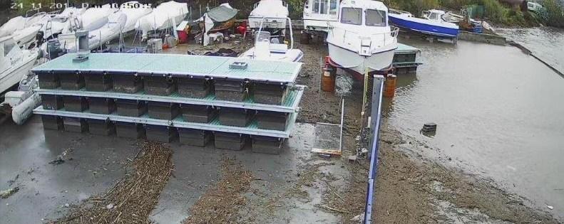 I resti della pulizia dei fossi invadono il cantiere: «Con lo scirocco è così»