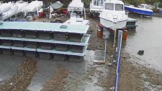 I resti della pulizia dei fossi invadono il cantiere: «Con lo scirocco è così»
