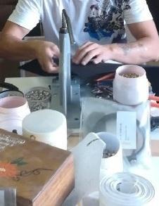 Borse fatte a mano grazie al lavoro dei detenuti del carcere 