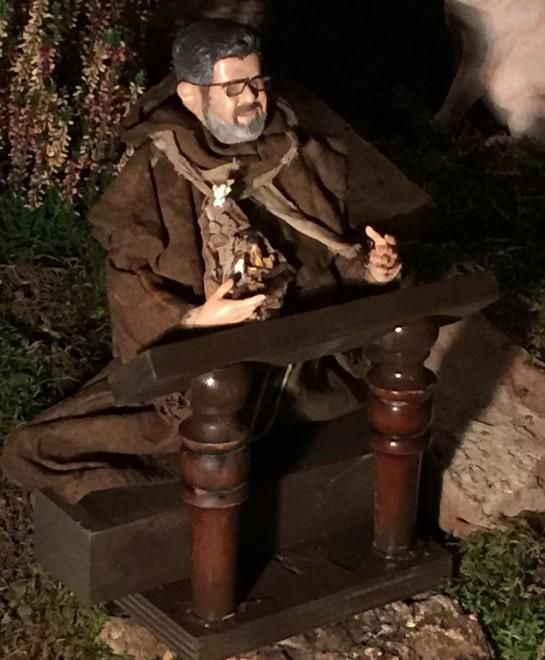 Il presepe di don Gianni è pronto e una statuina raffigura proprio lui