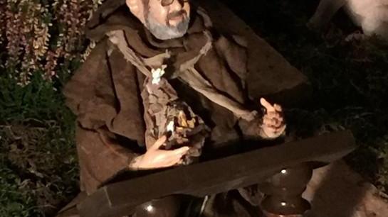 Il presepe di don Gianni è pronto e una statuina raffigura proprio lui