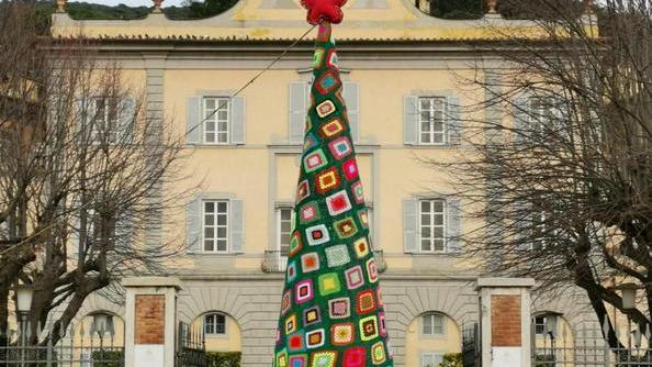 L’albero all’uncinetto di fronte alle Terme