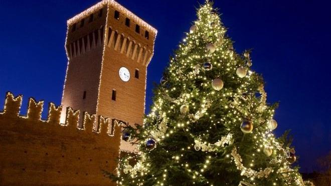 Luci sul castello trenino, albero: count down per il Natale