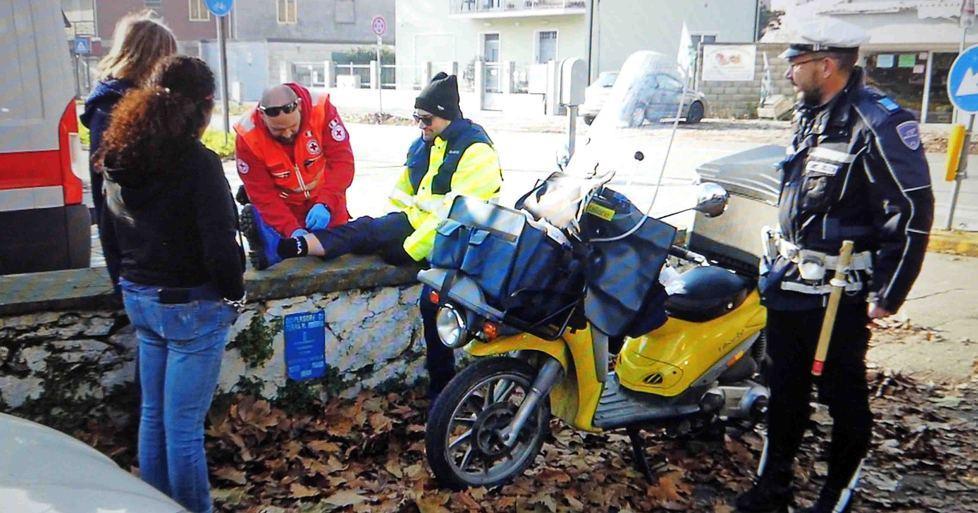 Postino investito in strada 