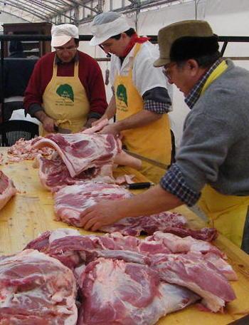 Si disfa il maiale in piazza L’antico rito dei Norcini