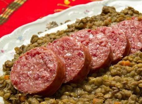Ecco la cucina in piazza Roma Con lo zampone e il cotechino 