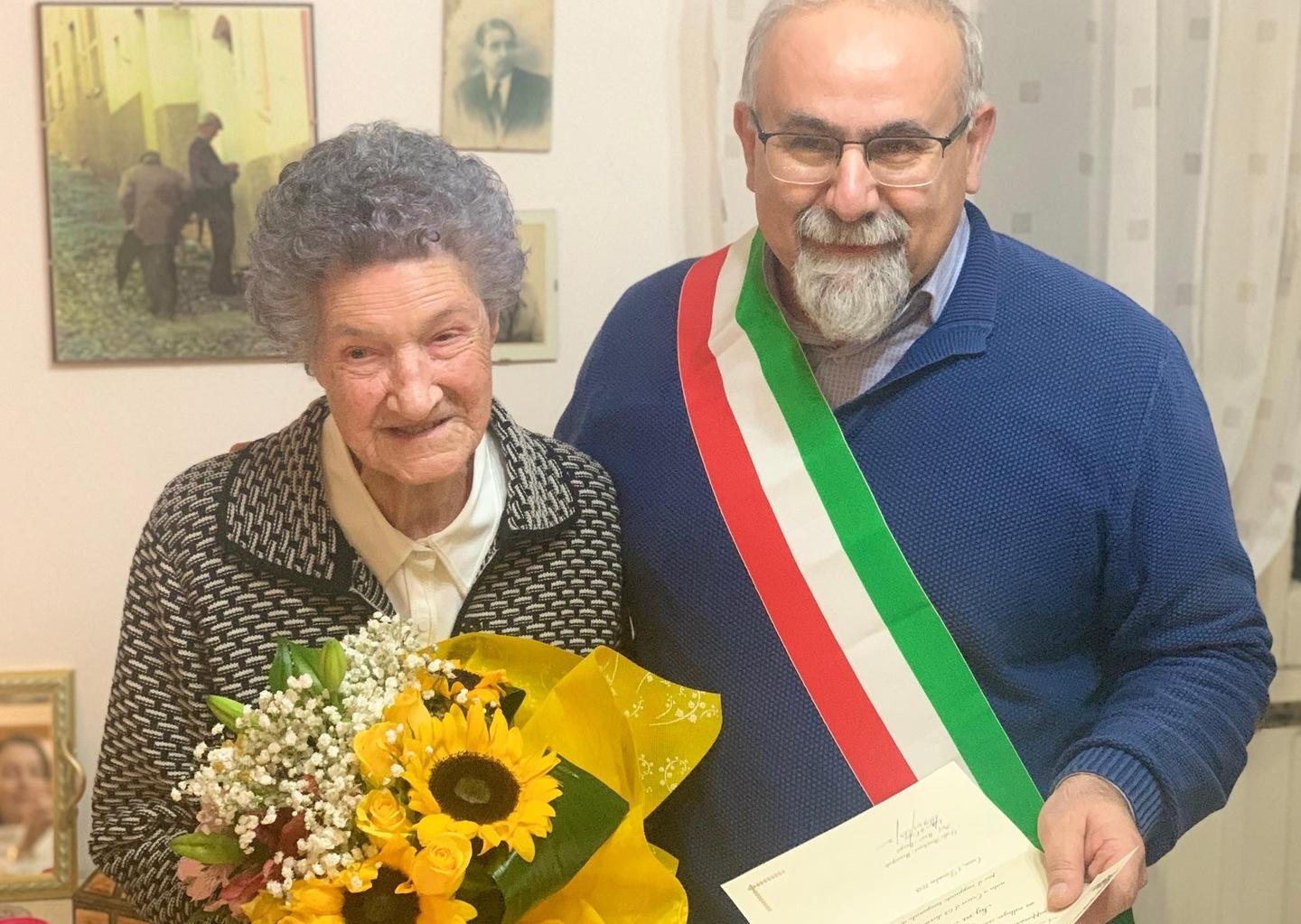 Zia Liedda spegne 104 candeline 