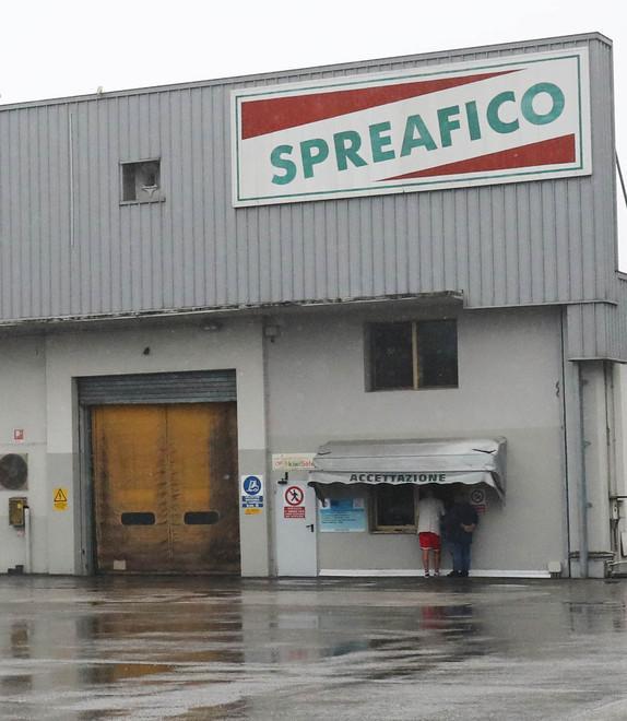 Protesta alla Spreafico La coop in appalto sospende 15 lavoratori