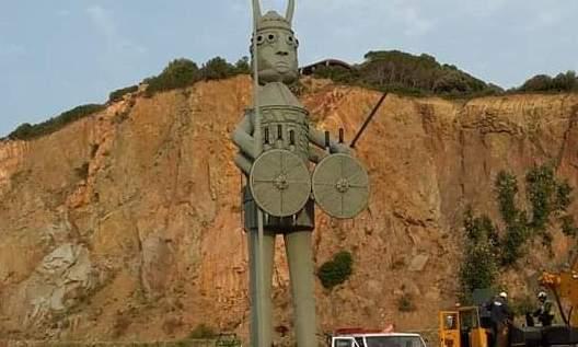 Un mega bronzetto dell’artista Balloi