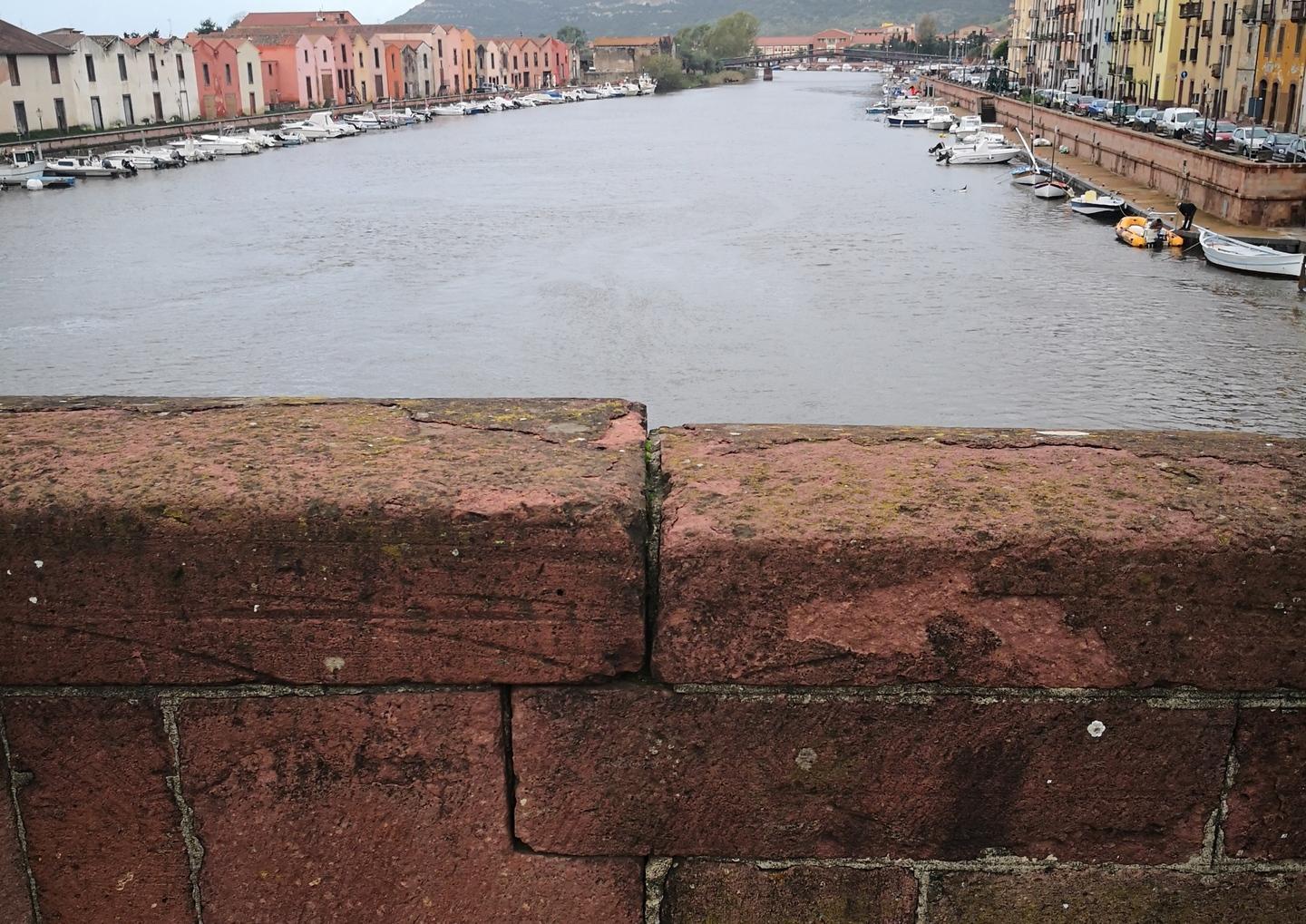 Bosa, una crepa nel vecchio ponte 