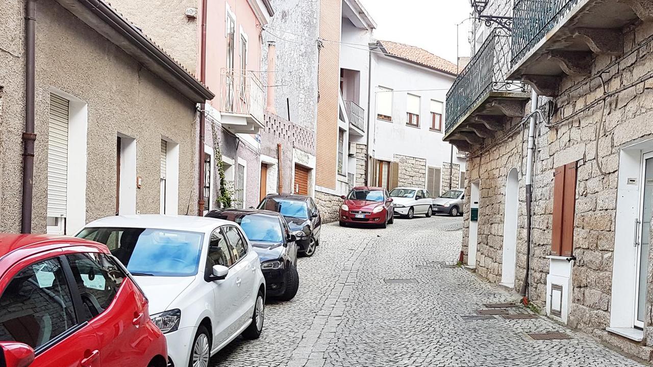 Minacce e graffi alle auto denunciati padre e figlio