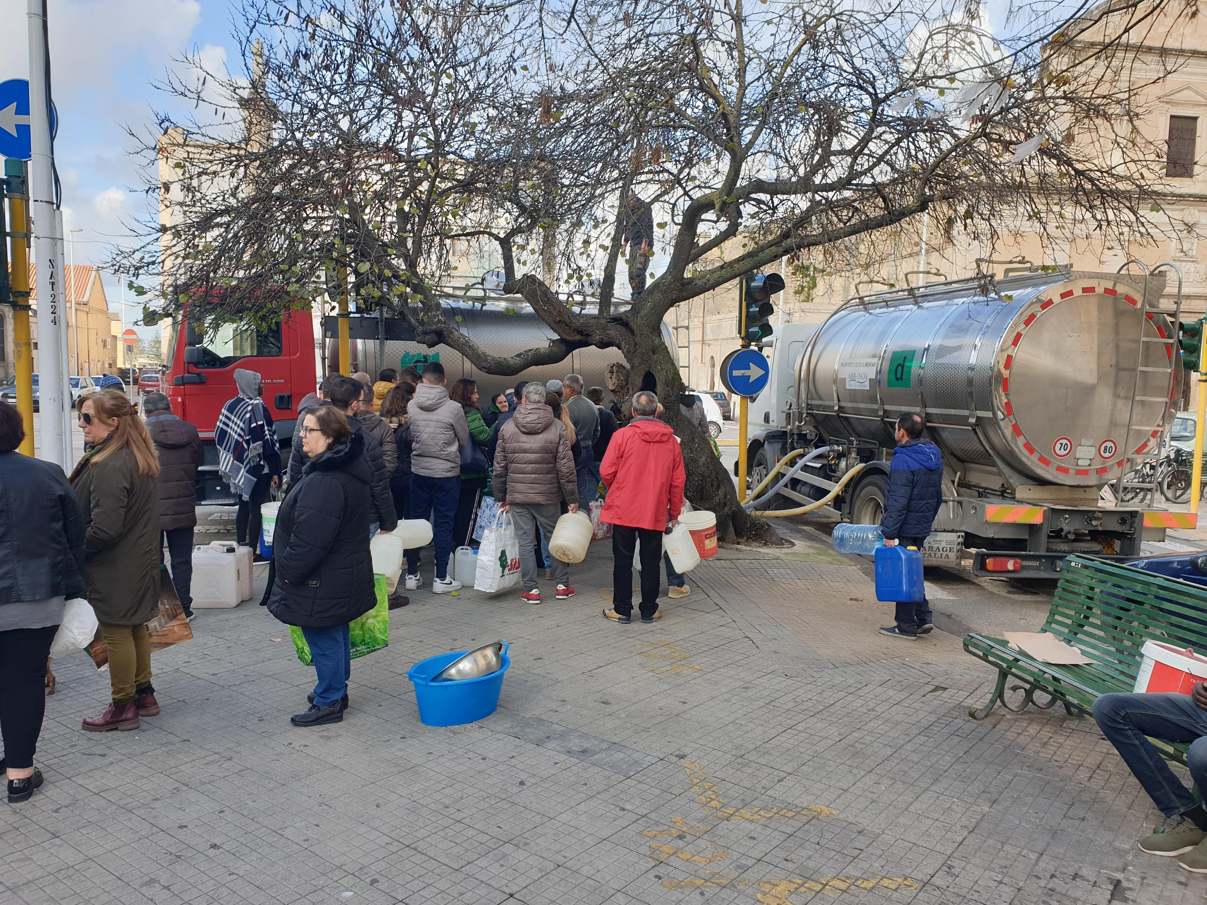 File davanti alle autobotti per l'approvvigionamento (foto ivan nuvoli)