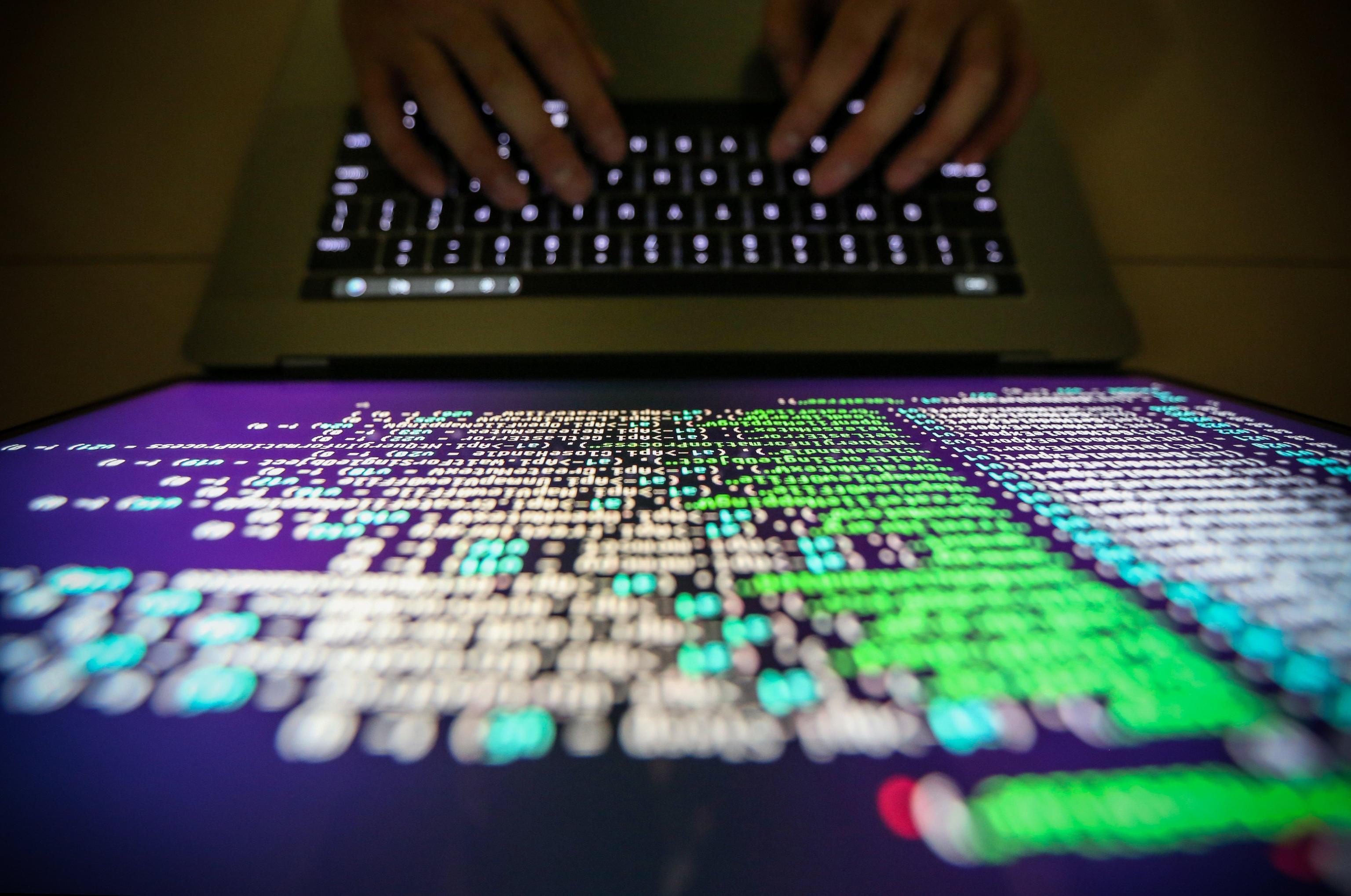 Un esperto informatico si districa tra i codici del computer (foto RITCHIE B. TONGO/Ansa)