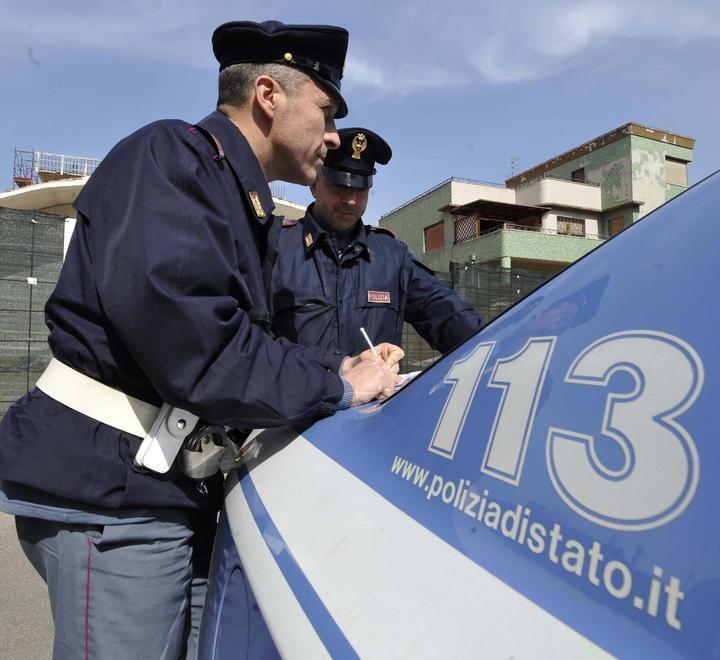 Si fingono vigili urbani e tentano la truffa: «Ci dia oro e soldi o saranno distrutti» 