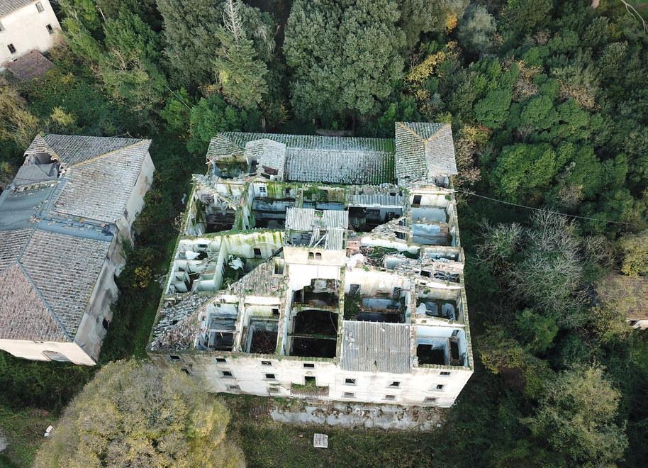 Certaldo, sta cadendo a pezzi il tetto della villa di Canonica - Video